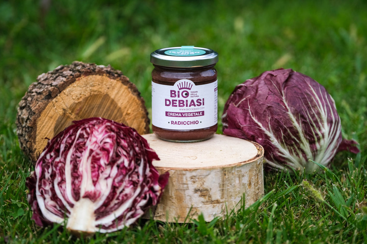 vasetto di crema vegetale di radicchio biologico biodebiasi in vetro in ambientazione all'aperto