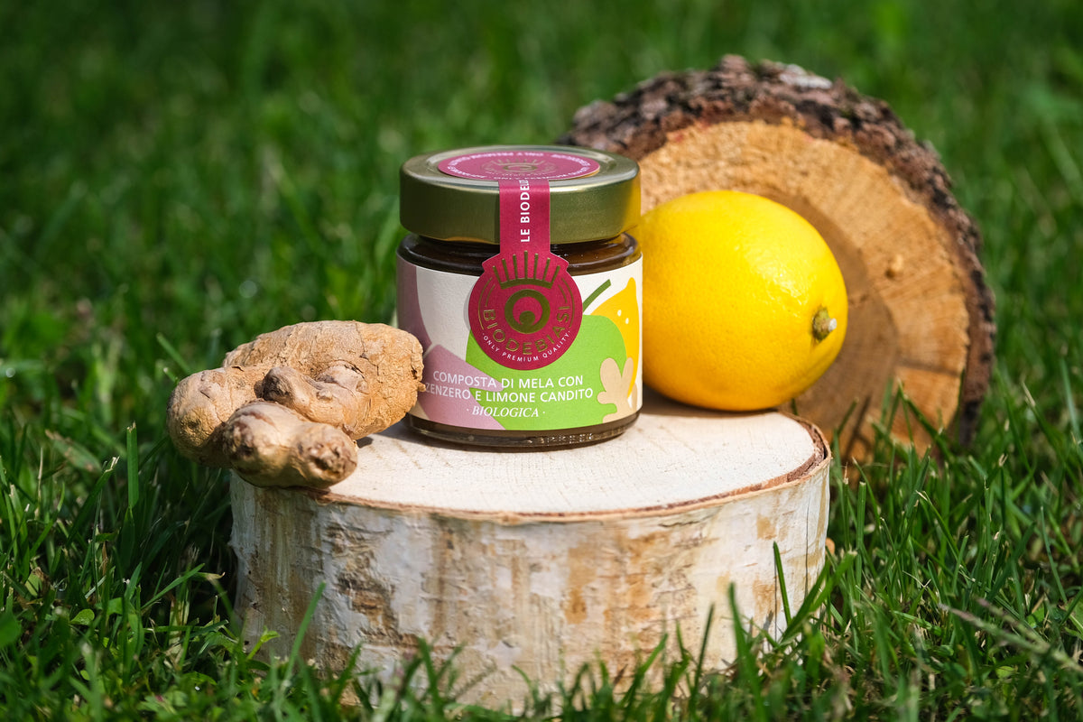 vasetto di composta di mela con zenzero e limone candito biologico biodebiasi in vetro in ambientazione all'aperto