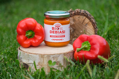 vasetto di crema vegetale di peperone biodebiasi in vetro in ambiente all'aperto