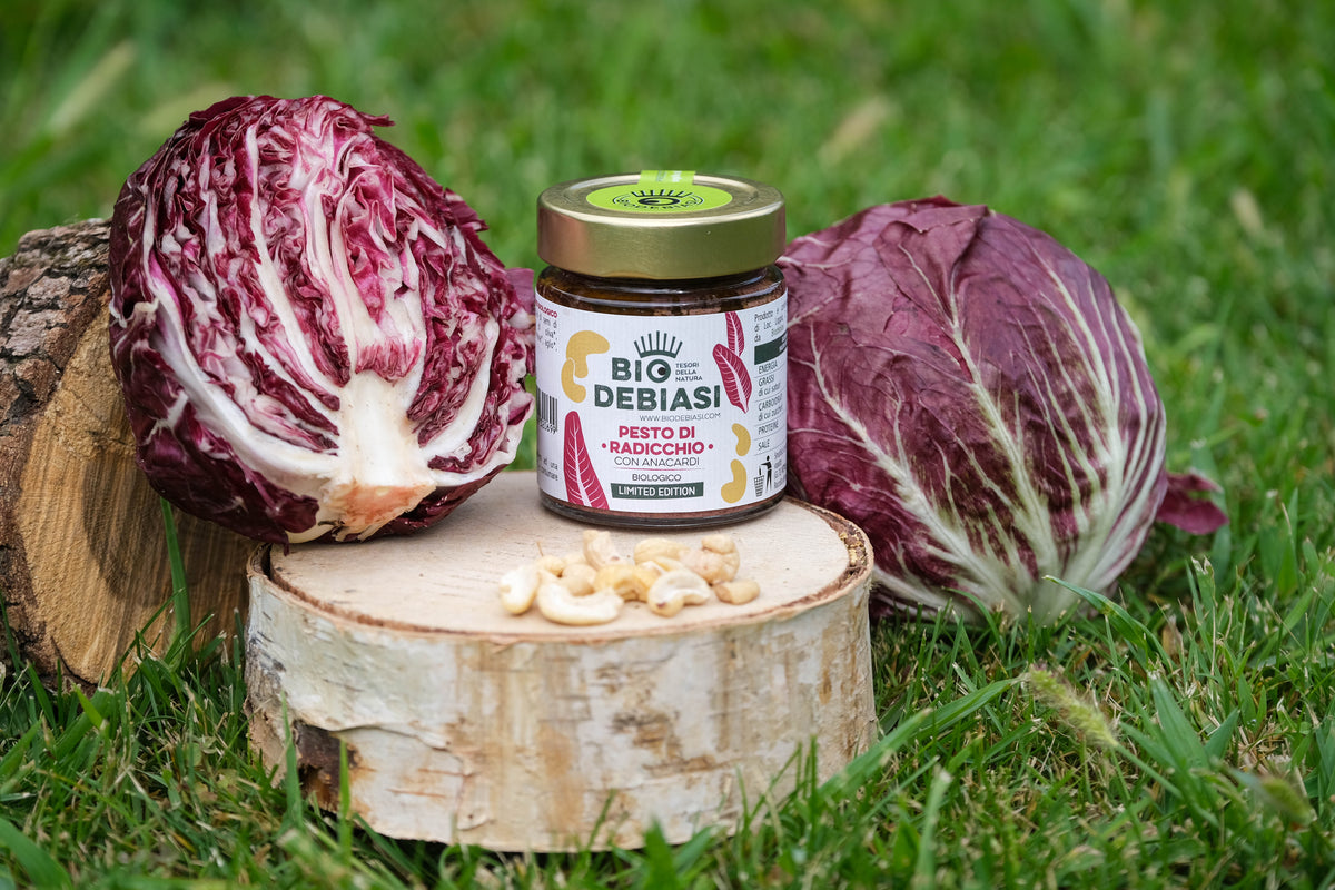 vasetto di pesto di radicchio con anacardi biologico biodebiasi in vetro in ambientazione all'aperto